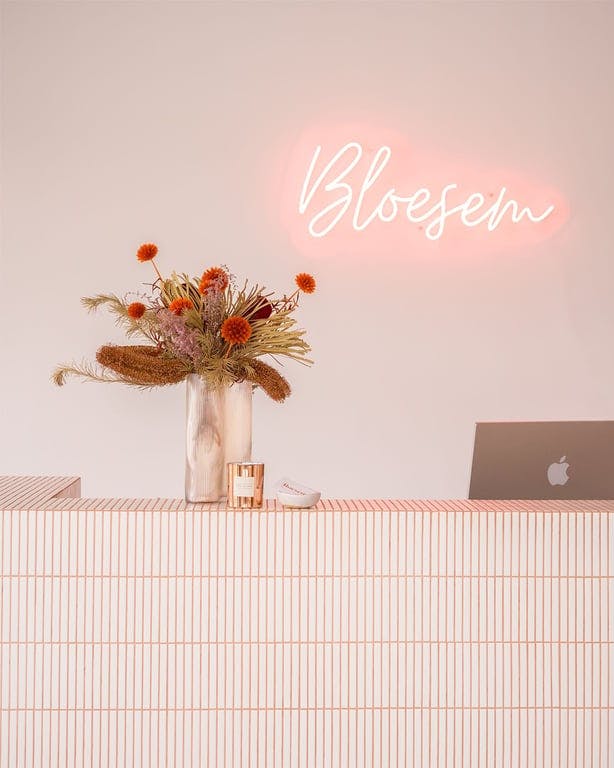 How to Use Neon Signs for Salons 